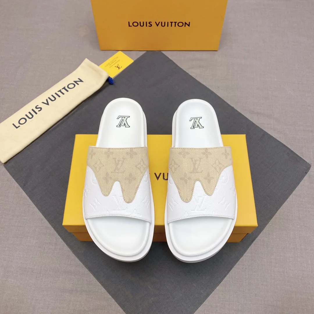 P300 🔍Top purchasing agent LV men's spring and summer slippers counter synchronization. The uppers are made of cowhide fabric imported from Italy, with logo graphics and high-quality craftsmanship. The soles are: original soles specially provided by the original factory. Exclusive molded soles are super comfortable. Original factory follow-up orders. 🔍🔍High quality. You can enter and leave the counter at will. Welcome to compare. Code number 38-45 No. 058
